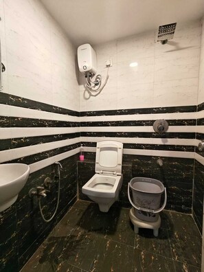 Deluxe-Doppelzimmer, Stadtblick | Badezimmer | Hausschuhe