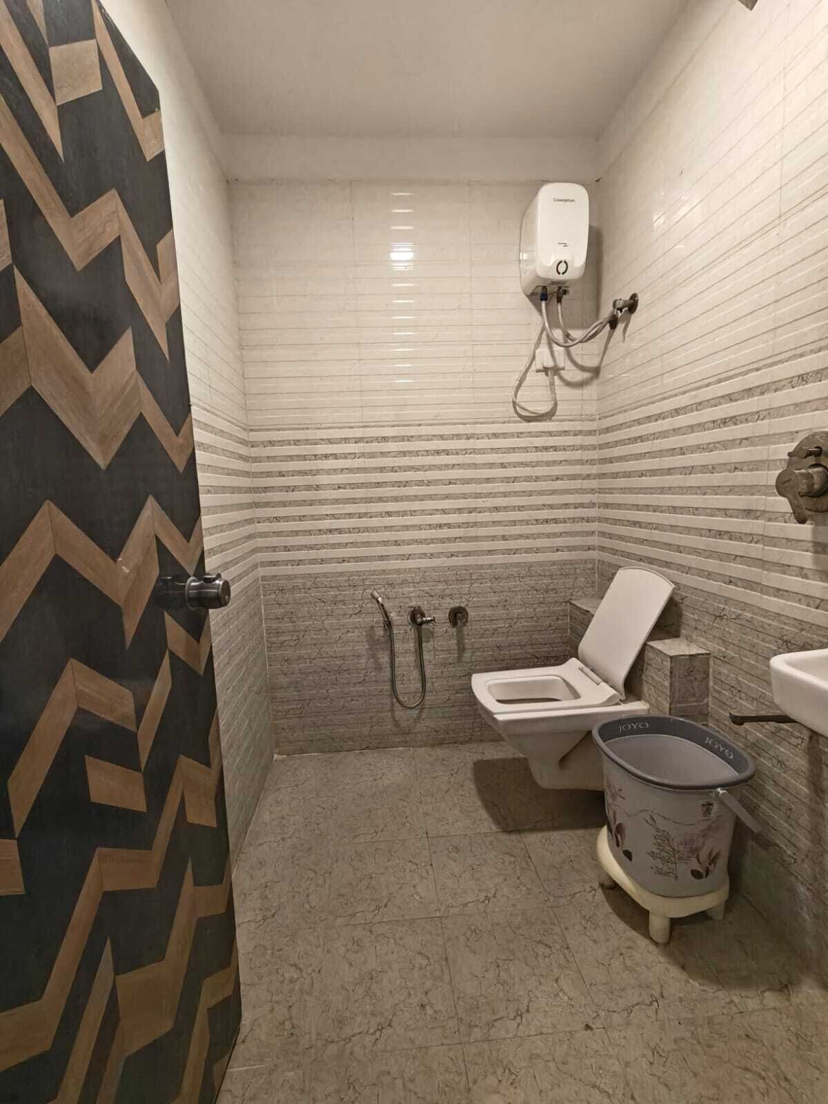 Un baño pequeño con inodoro, bidé y ducha.