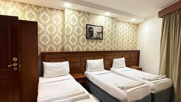 Habitación doble estándar | Caja de seguridad en la habitación y tabla de planchar con plancha