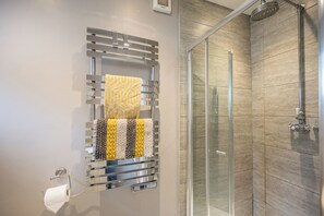 Dusche, Haartrockner, Handtücher, Toilettenpapier