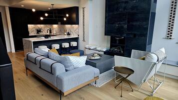 Télévision, cheminée, livres