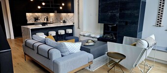 NEW! Luxury Top Floor Condo - Five Needles 415, 2BR+Loft
