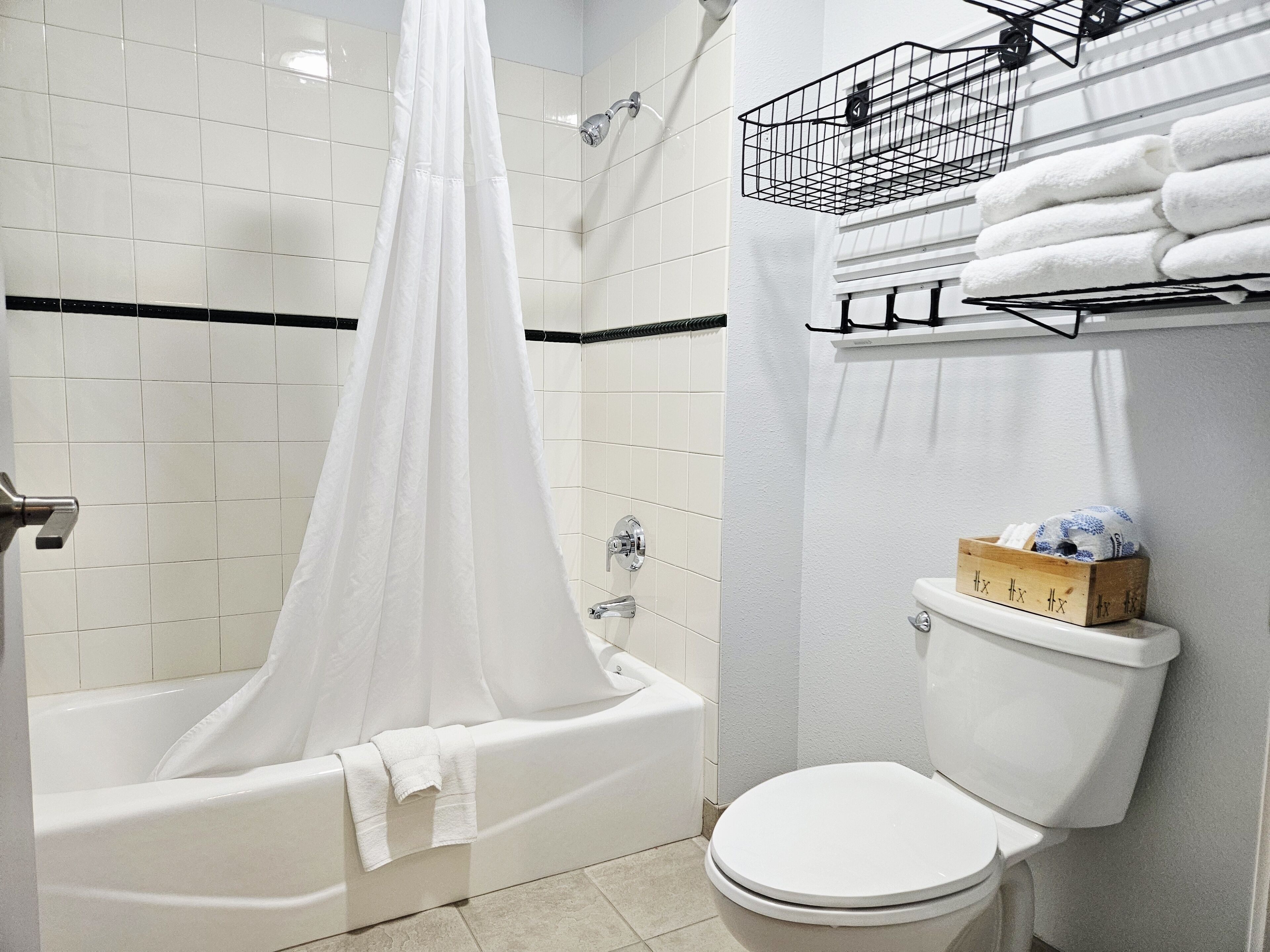 Douche, sèche-cheveux, serviettes fournies