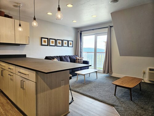 NEW! Selkirk Bungalow - Family-Friendly Suite Sleeps 8