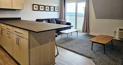 NEW! Selkirk Bungalow - Family-Friendly Suite Sleeps 8