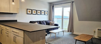 NEW! Selkirk Bungalow - Family-Friendly Suite Sleeps 8