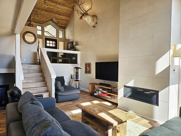 TV, fireplace - NEW! 4BR Townhome - Glades 2B w/ Hot Tub & Garage (Sandpoint)