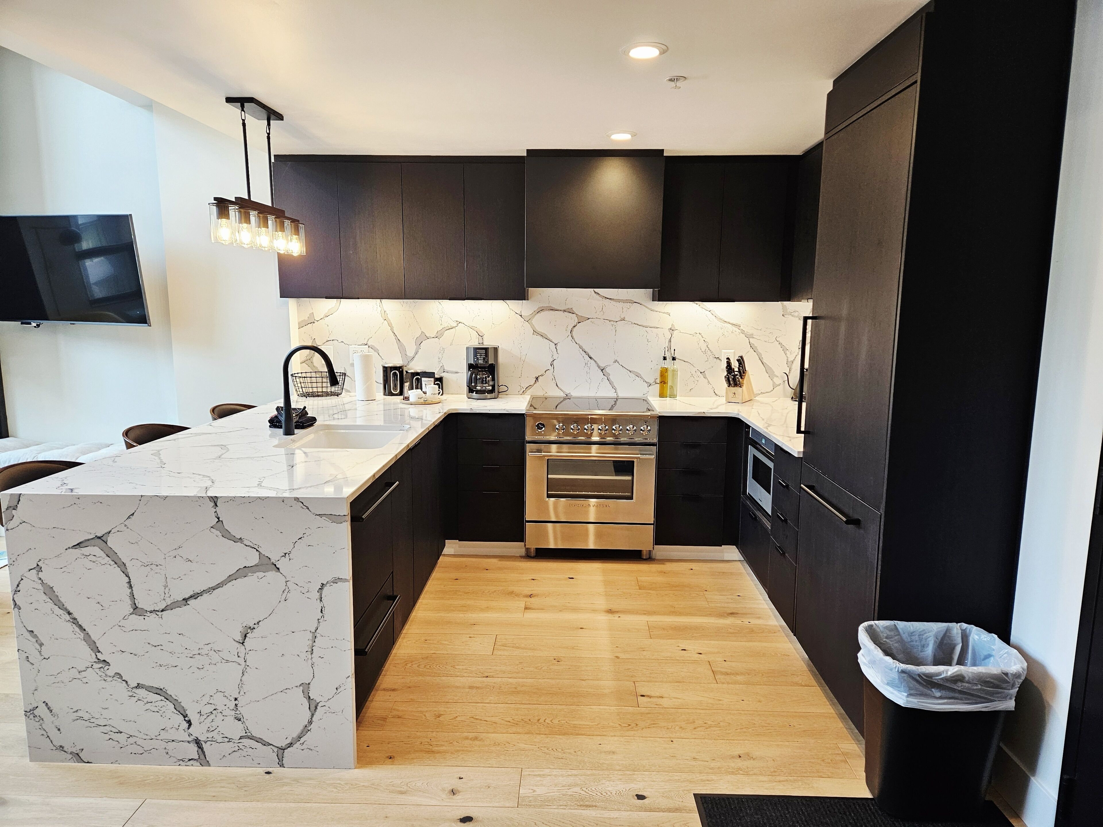 Kühlschrank, Mikrowelle, Ofen, Geschirrspüler