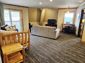 TV - Selkirk Premier Queen - Top Floor 1 Bedroom Retreat (Sandpoint)