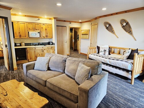 NEW! Selkirk Premier Queen - Top Floor 1BR Retreat