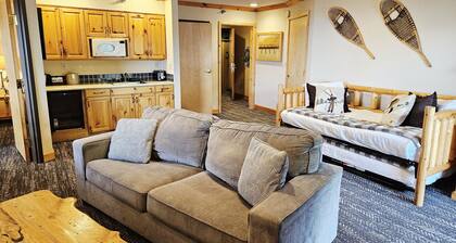 NEW! Selkirk Premier Queen - Top Floor 1BR Retreat