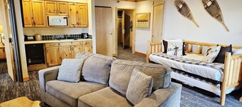 NEW! Selkirk Premier Queen - Top Floor 1BR Retreat