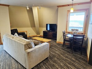 TV - Selkirk Premier Queen - Top Floor 1 Bedroom Retreat (Sandpoint)