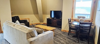 NEW! Selkirk Premier Queen - Top Floor 1BR Retreat