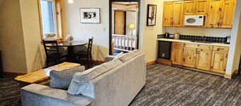 NEW! Selkirk Premier Queen - Top Floor 1BR Retreat