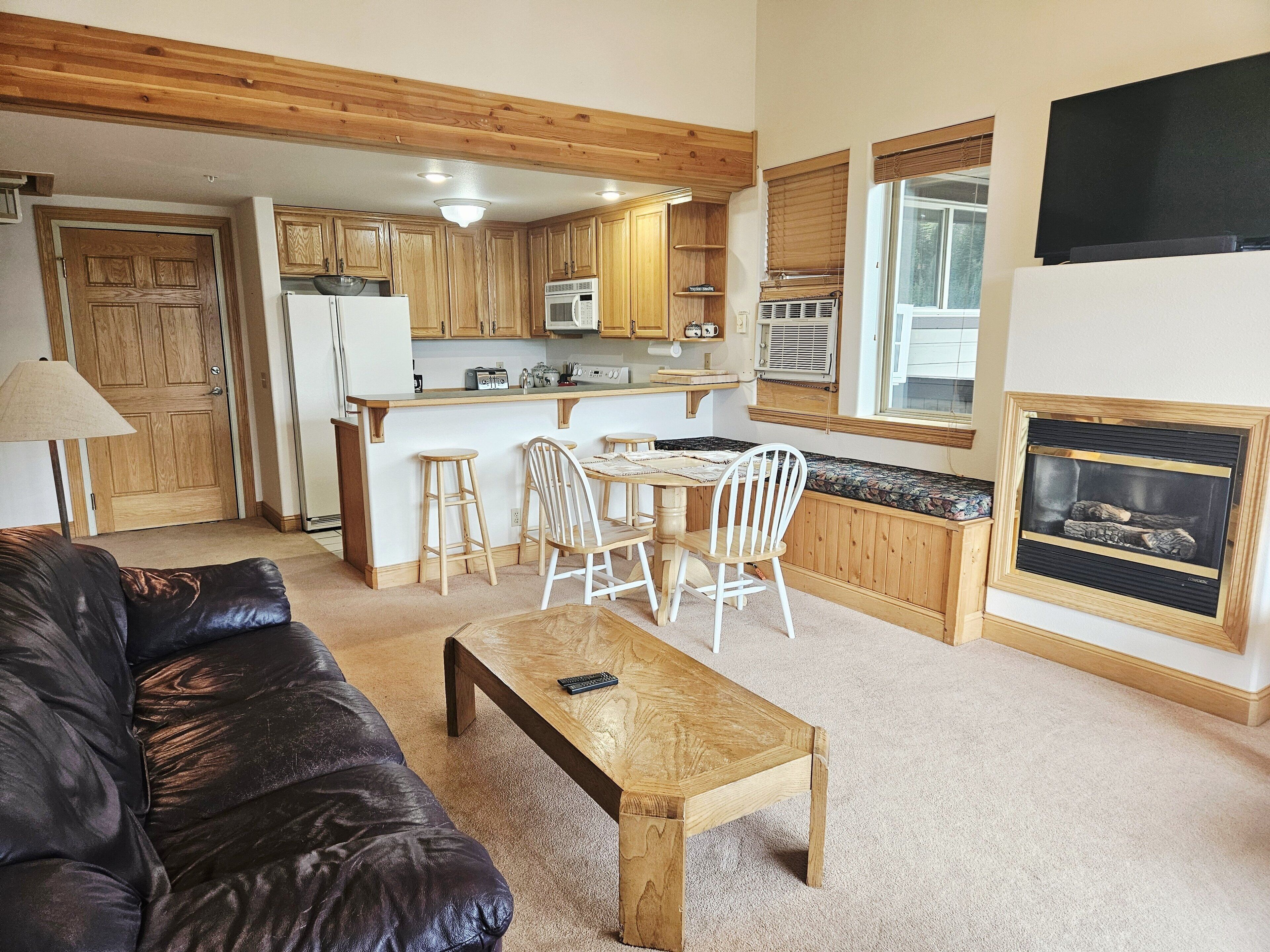 テレビ、暖炉、書庫