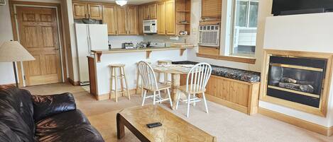 Fernseher, Kamin, Bücher