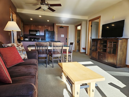 テレビ、暖炉. White Pine 412 - Family 2BR Sleeps 7 with Balcony