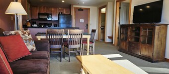NEW! White Pine 412 - Family 2BR Sleeps 7 w/ Balcony