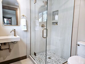 Shower, hair dryer, towels - Luxury 3 Bedroom+Loft - Wood Run 101 Ski-In/Out (Sandpoint)