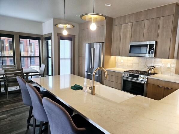 冷蔵庫、電子レンジ、オーブン、コーヒー / ティーメーカー