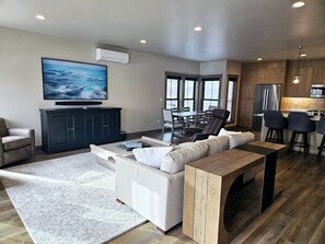 TV, fireplace, books - Luxury 3 Bedroom+Loft - Wood Run 101 Ski-In/Out (Sandpoint)