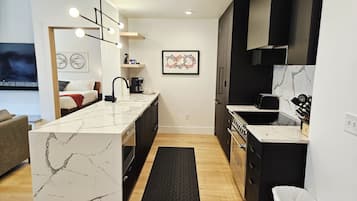 Kühlschrank, Mikrowelle, Ofen, Geschirrspüler