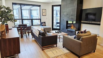 Fernseher, Kamin, Bücher