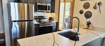 NEW! Lake & Mountain Views - White Pine 107 2BR