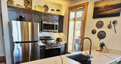 NEW! Lake & Mountain Views - White Pine 107 2BR
