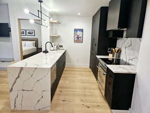Refrigerador, microondas, horno y lavavajillas