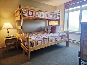 2 slaapkamers, een strijkplank/strijkijzer, wifi, beddengoed