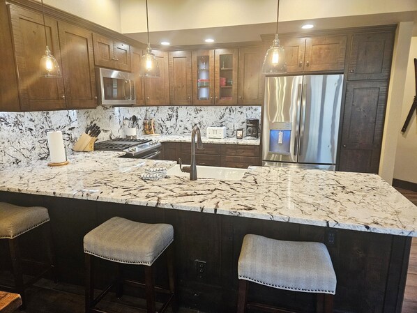 Kylskåp, mikrovågsugn, ugn och diskmaskin