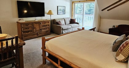 NEW! Selkirk Split King - Family Suite w/ Balcony