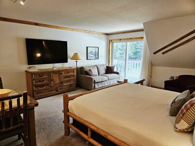 NEW! Selkirk Split King - Family Suite w/ Balcony