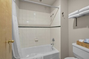 Een douche, een haardroger, handdoeken