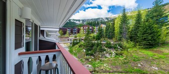 Selkirk Split King - Family Suite with Balcony