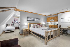 Iron/ironing board, WiFi, bed sheets - Selkirk Split King - Family Suite with Balcony (Sandpoint)