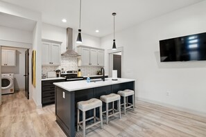 Réfrigérateur, micro-ondes, four, lave-vaisselle