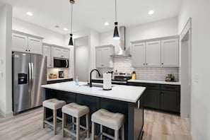 Réfrigérateur, four à micro-ondes, un four, lave-vaisselle