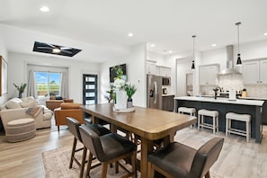 Interior - NEW! Brand New Cool Comfy Lawrence Retreat (Lawrence)
