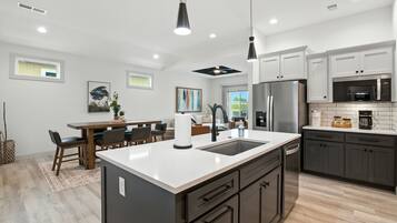 Refrigerador, microondas, horno y lavavajillas