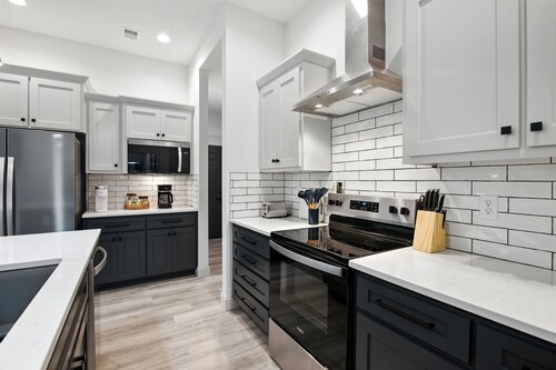 NEW! Brand New Cool Comfy Lawrence Retreat