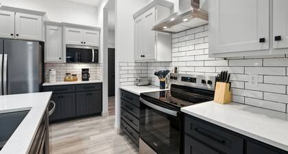 NEW! Brand New Cool Comfy Lawrence Retreat