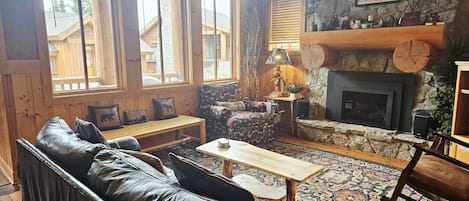 Fernseher, Kamin, Bücher