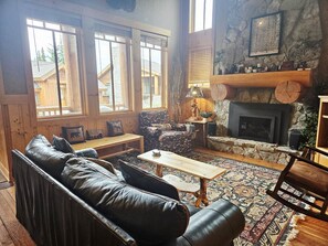 Fernseher, Kamin, Bücher
