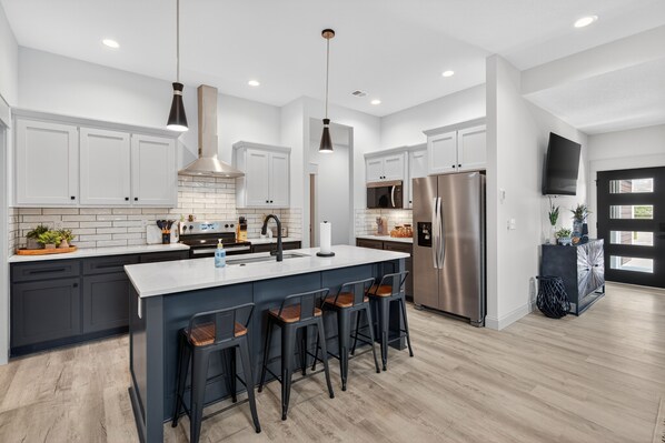 Refrigerador, microondas, horno y lavavajillas 