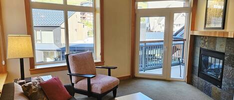 Téléviseur, foyer, livres