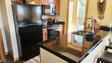 Fridge, microwave, oven, coffee/tea maker
