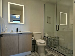 Shower, hair dryer, towels - Luxury 2BR - Five Needles 216 with Lake View (Sandpoint)